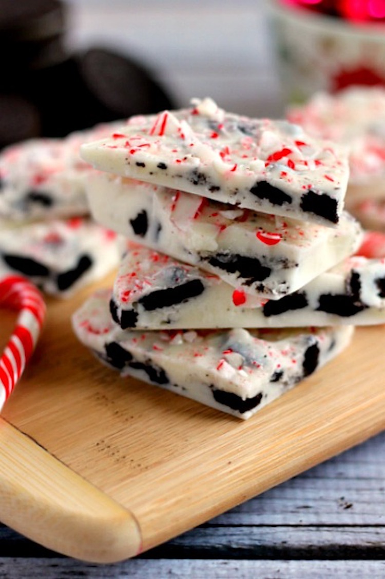 Fast, easy, and ready to snack on in no time, this White Chocolate Peppermint Oreo Bark will be the hit of the holiday season! | ideahacks.com