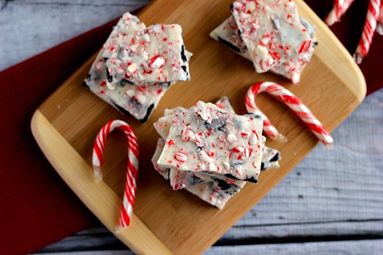 Fast, easy, and ready to snack on in no time, this White Chocolate Peppermint Oreo Bark will be the hit of the holiday season! | Ideahacks.com
