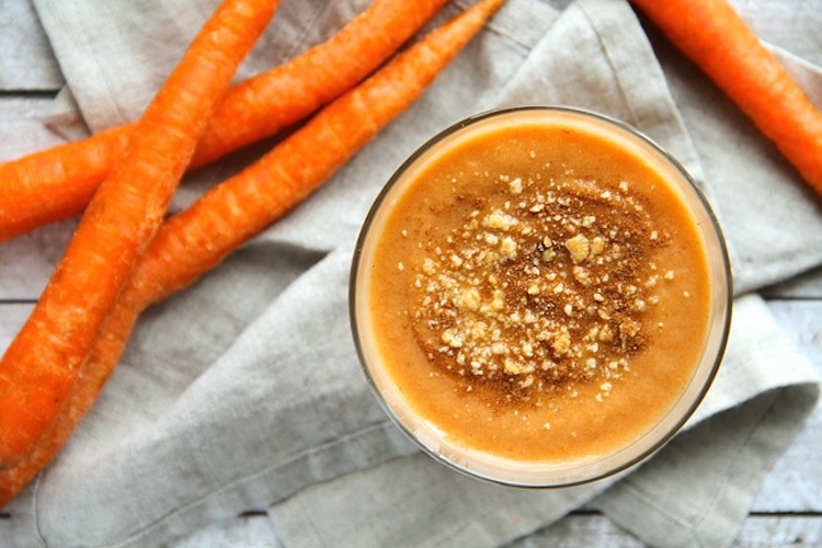 A cool and creamy carrot cake smoothie with the perfect amount of sweetness and spice. | Ideahacks.com