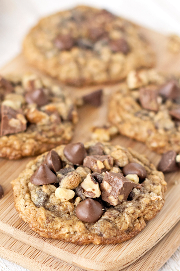 This double chocolate chunk oatmeal cookie recipe has tons of chocolate and chewy goodness. | Ideahacks.com