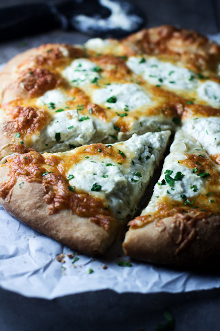 This pizza recipe resembles a Neoplitan-style pizza with garlic. | Ideahacks.com