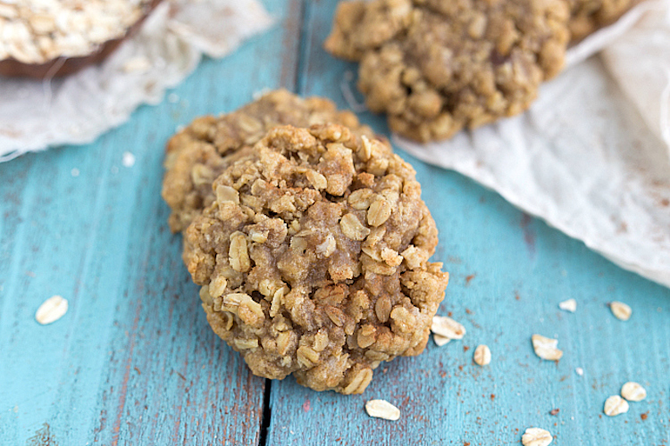 This recipe is both delicious and healthy peanut butter oatmeal cookies. Ideahacks.com