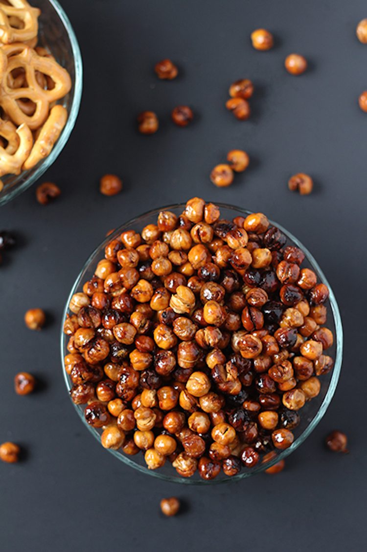 These honey roasted chickpeas are crunchy and sweet with a perfectly caramelized outer layer. All chickpeas deserve to become something this amazing. | Ideahacks.com