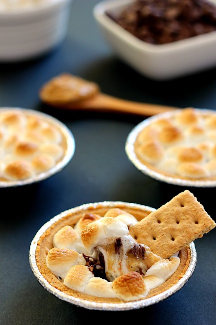 Loaded with creamy peanut butter, chocolate, and marshmallows, this Peanut Butter S'mores Dip combines the classic flavors of your favorite childhood treat. | Ideahacks.com
