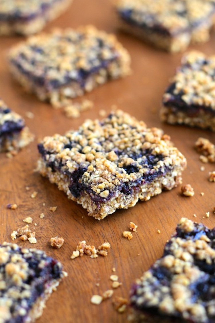 Blueberry Oatmeal Crumble Bars - Juicy blueberries with buttery oat crumbles in a bar. It's an easy, one bowl, no-mixer recipe that takes minutes to make. | Ideahacks.com