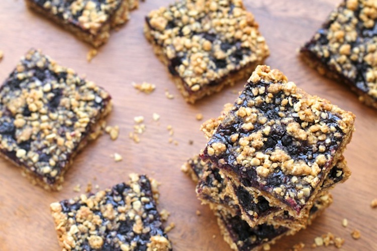 Blueberry Oatmeal Crumble Bars - Juicy blueberries with buttery oat crumbles in a bar. It's an easy, one bowl, no-mixer recipe that takes minutes to make. | Ideahacks.com