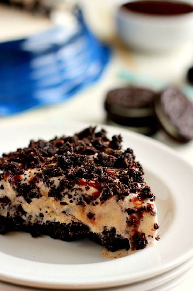 This Cookies 'N Cream Ice Cream Cake contains an Oreo cookie crust and is filled with cookies and cream ice cream and swirled with hot fudge! | Ideahacks.com