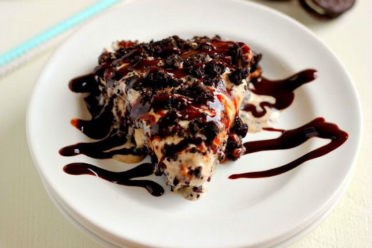 This Cookies 'N Cream Ice Cream Cake contains an Oreo cookie crust and is filled with cookies and cream ice cream and swirled with hot fudge! | Ideahacks.com