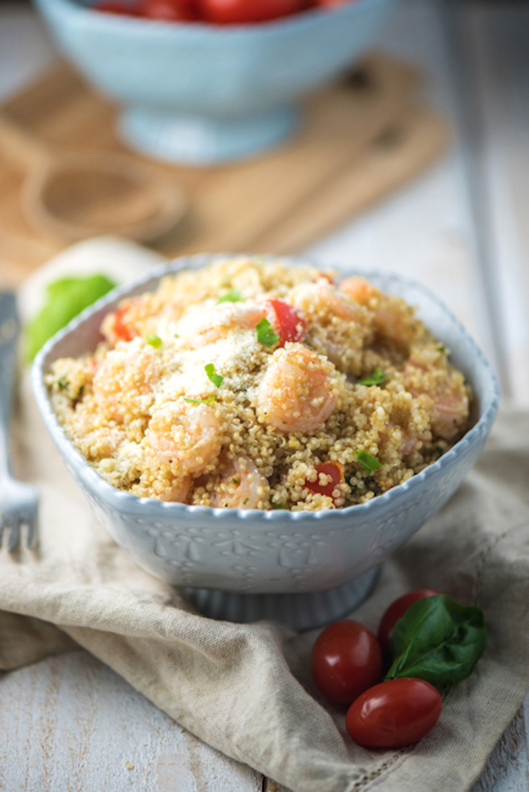 This is a very healthy garlic parmesan shrimp quinoa recipe that you can make under 20 minutes. | Ideahacks.com