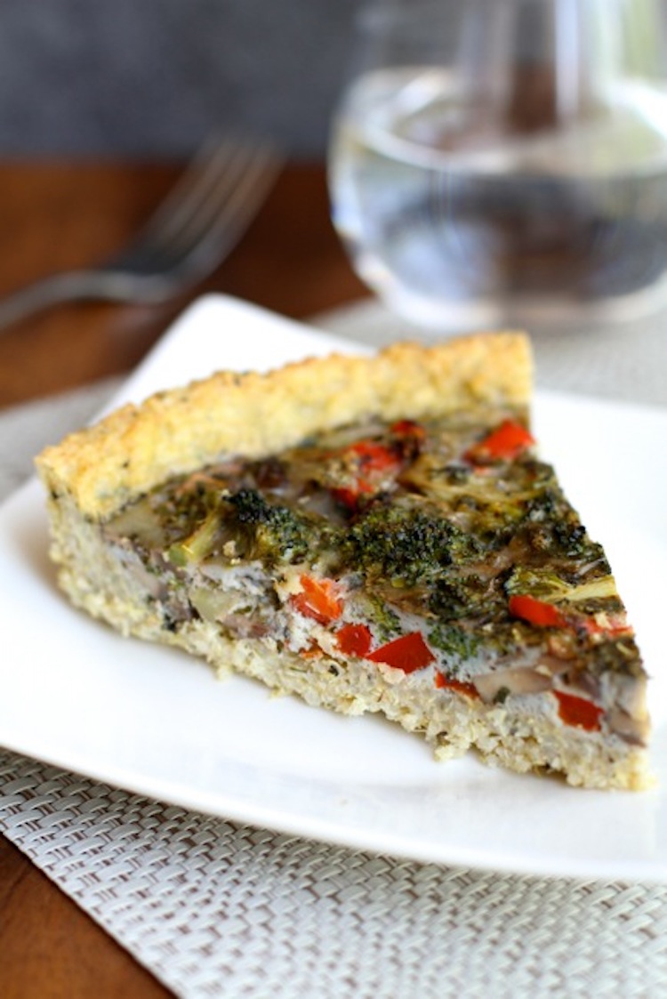 Egg and Veggie Quinoa Pie - This is a protein packed meal that you can serve with a simple side salad to complete the dish. | Ideahacks.com