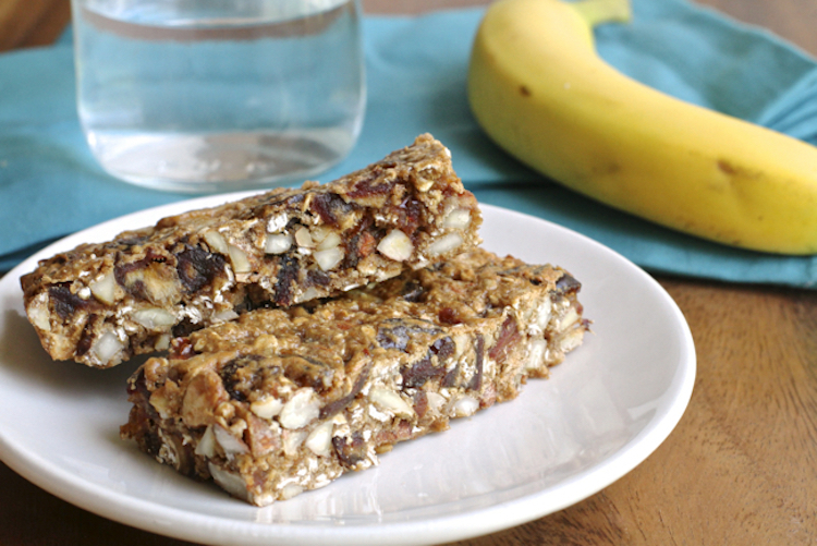 Fruit and Nut Breakfast Bars - No need to skip breakfast with these fruit bars | Ideahacks.com