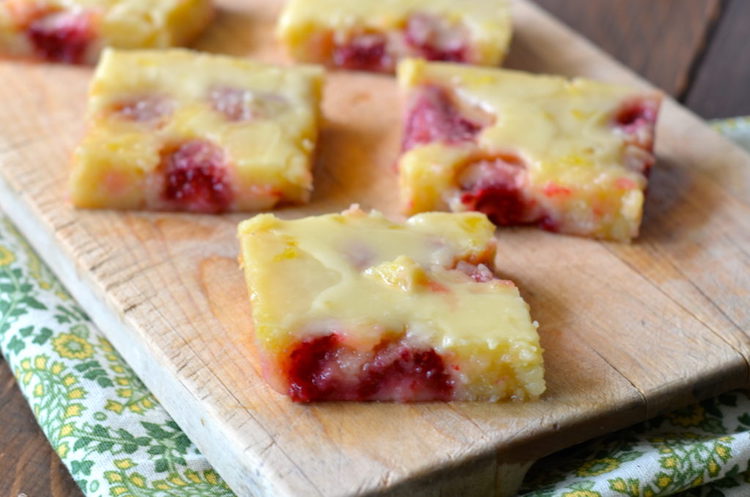 Gooey Lemon Raspberry Brownies - Not only a yummy dessert but the are pretty on your breakfast table, don't judge me So good. | Ideahacks.com