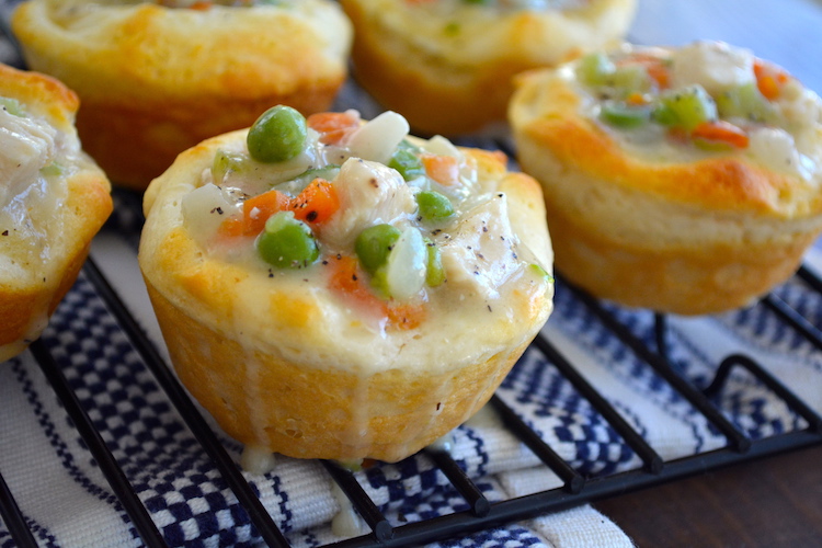 Mini Chicken Pot Pie Bites - Why not mini chicken pot pies? Very quick, easy to make and delicious! | Ideahacks.com