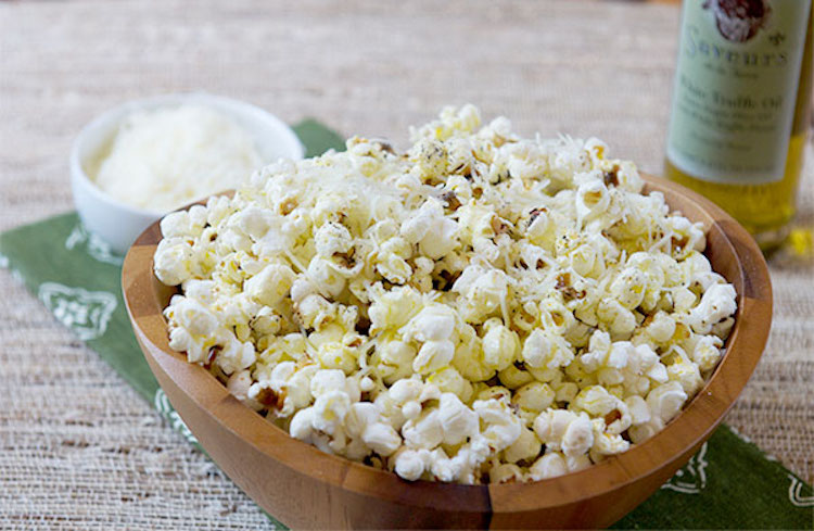 Truffle Oil Popcorn - Here is a great way to bring a unique flavor to popcorn. | Ideahacks.com