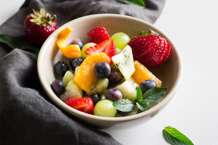 Fruit Rainbow Salad - a colorful summer fruit salad that everyone will love, packed with natural fruit flavors and a sweet yogurt sauce. | Ideahacks.com