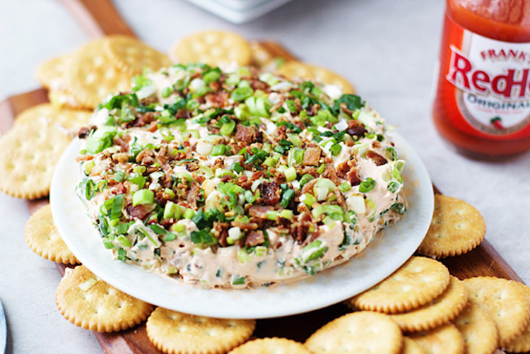 The perfect Super Bowl appetizer that will leave your guests begging for more! Ideahacks.com