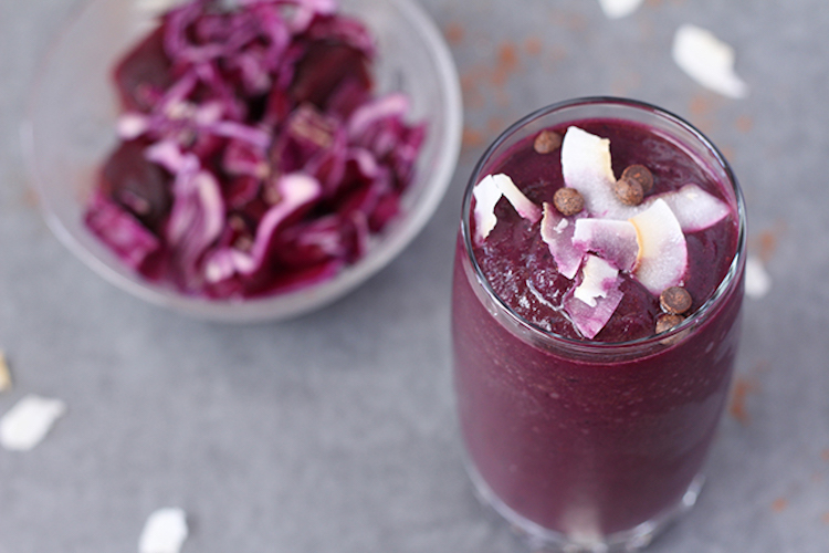 This red velvet smoothie has not one, but two hidden veggies - beets and purple cabbage. | Ideahacks.com