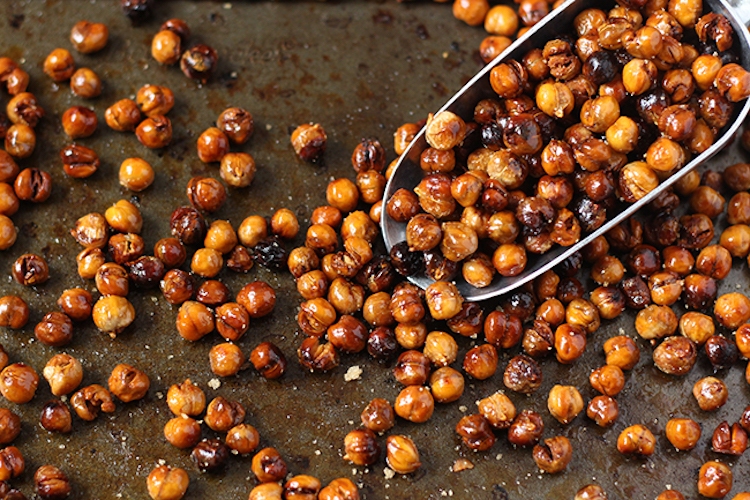 These honey roasted chickpeas are crunchy and sweet with a perfectly caramelized outer layer. All chickpeas deserve to become something this amazing. | Ideahacks.com