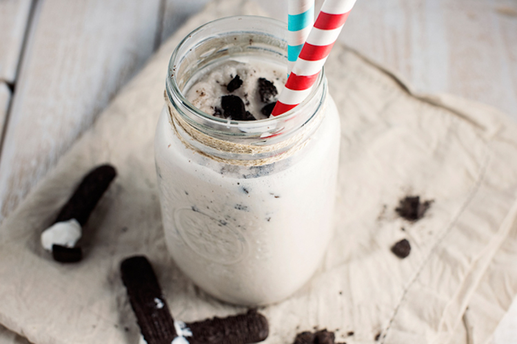 Super simple cookies and cream recipe, simply combine all the ingredients into your trust blender, and blend away. | Ideahacks.com