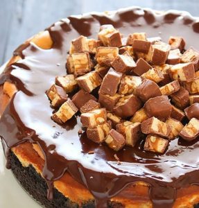 Snickers cheesecake