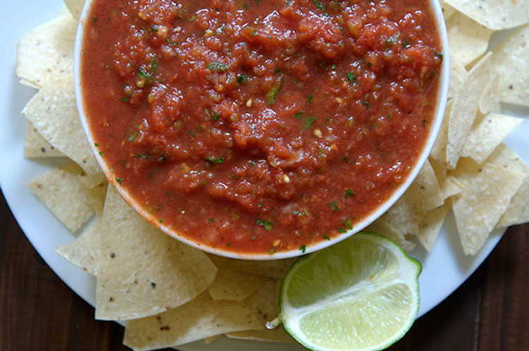 Spicy Tomato Salsa - I bet you won't have just one chip with this salsa! | Ideahacks.com