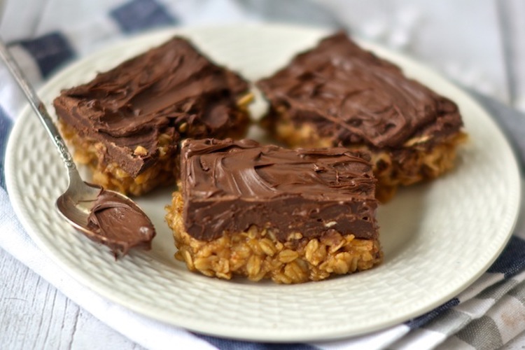 Gooey Peanut Butter Dream Bars - The perfect combination of peanut butter & chocolate! | Ideahacks.com