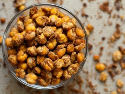 Pumpkin Spice Roasted Chickpeas - This healthy alternative chickpea snack recipe is both crunchy and tasty. | Ideahacks.com
