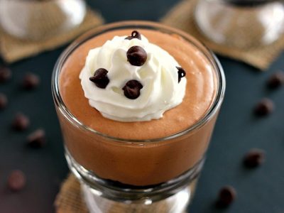 This Chocolate Cheesecake Mousse tastes like a creamy chocolate cheesecake, in mousse form!| Ideahacks.com