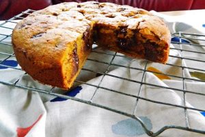 Rich and dense orange cake packed with melty chocolate for the ultimate easy and delicious cake. | Ideahacks.com