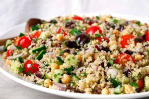 Mediterranean Quinoa Salad - Healthy, fresh and incredibly delicious Mediterranean style quinoa salad that's perfect for summer. | Ideahacks.com