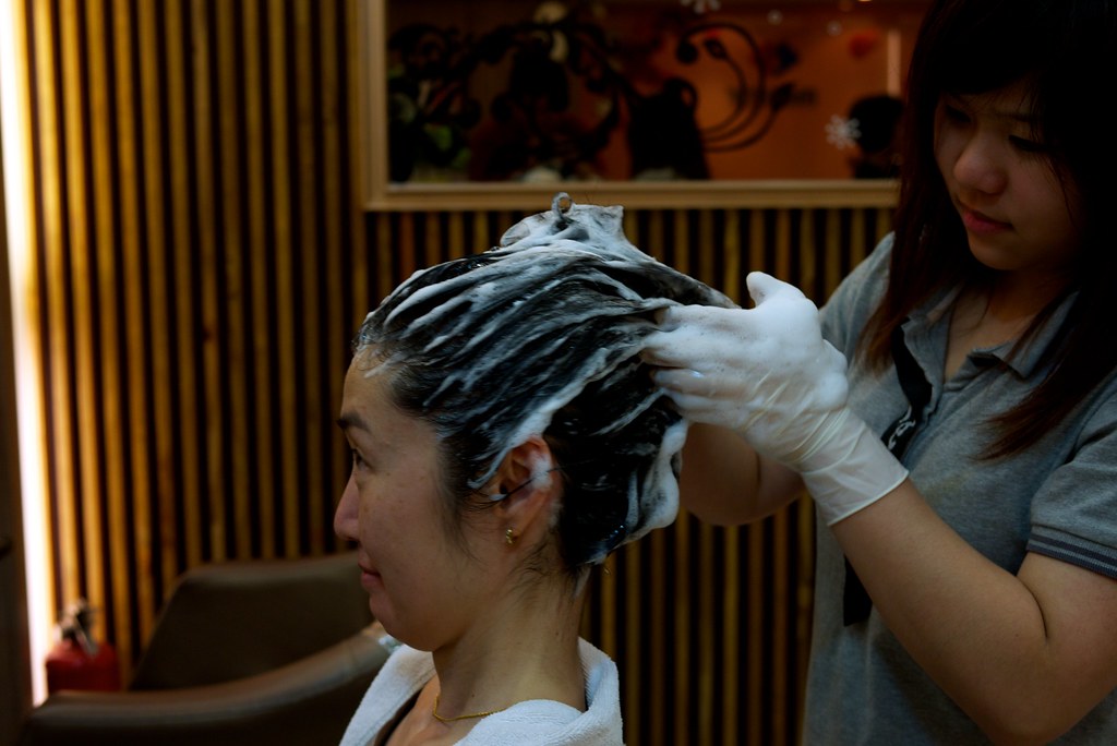 hair dresser shampooing woman using the best shampoo for eczema
