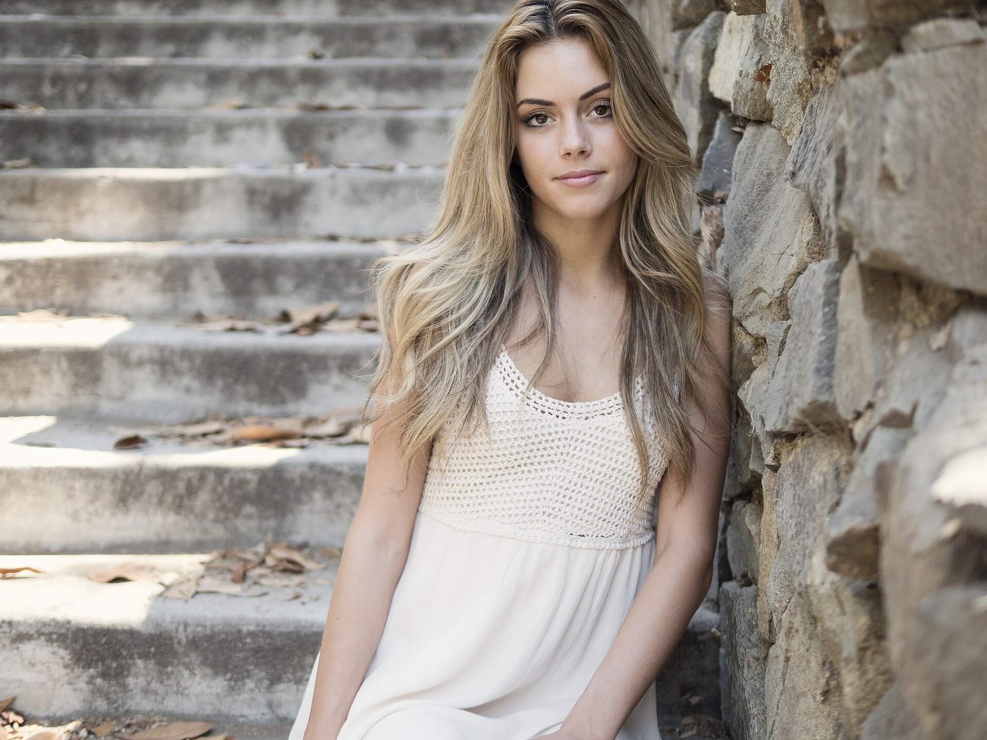 pretty lady side lying in the wall